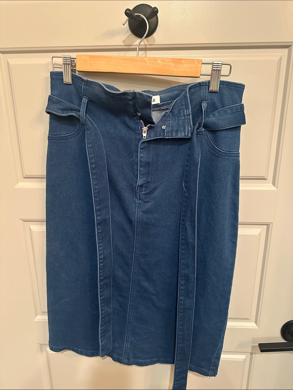 High-Waist Dark Blue Stretch Denim Pencil Skirt with Self-Tie Belt,